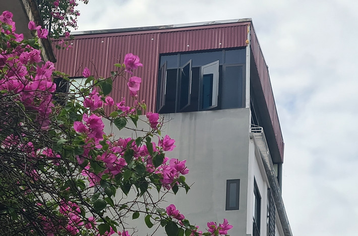Cận cảnh phần mái của ngôi nhà số 43 ngõ 175 Lạc Long Quân, được gia chủ “hô biến” thêm tầng.