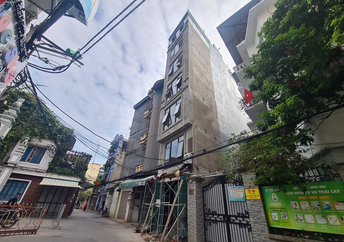 Công nhân vẫn đang hoàn thiện các hạng mục tại công trình số 69 ngõ 175 Lạc Long Quân.