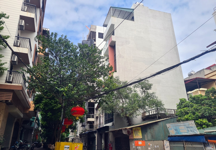 Một công trình khác nằm sâu trong ngách 32/46 ngõ 175 Lạc Long Quân cũng đang hoàn thiện lên tới 7 tầng. Ngày 6/10, PV Báo Tri thức và Cuộc sống đã gửi các thông tin phản ánh nhiều công trình cơi nới, thêm diện tích sử dụng có dấu hiệu vi phạm TTXD trên địa bàn phường Nghĩa Đô đến ông Chử Mạnh Hùng - Chủ tịch UBND phường, để vị này chỉ đạo kiểm tra, xử lý.