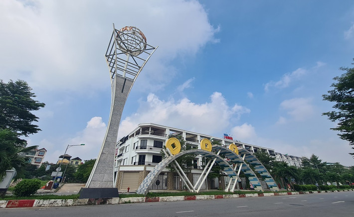 Trước phản ánh nhiều căn nhà liền kề tại dự án HUD Sơn Tây cơi nới, thêm diện tích lợp mái tôn, chuồng cọp, thi công hạng mục bất cập, có dấu hiệu vi phạm trật tự xây dựng, PV Báo Tri thức và Cuộc sống đã liên hệ và đặt lịch làm việc với chủ đầu tư HUD; UBND phường Trung Hưng và tiếp tục thông tin đến độc giả ở bài viết sau.