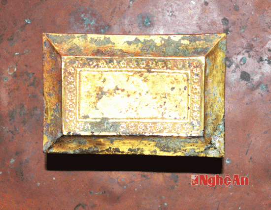 Thân hộp chứa Xá lị Đức Phật Thích ca được nắp hộp chụp kín, 4 mặt được trang trí bông hoa 3 cánh, chụm lại dưới một cái cuống có 2 cánh lá như hoa sen cách điệu. Những bông hoa sen cách điệu này, được trang trí theo dải băng tạo thành một khung hoa văn chữ nhật.