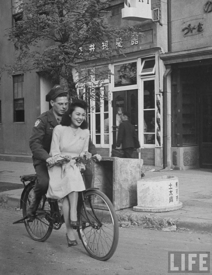 Người lính Mỹ chở một cô gái Nhật trên xe đạp, 1946, Nhật Bản.