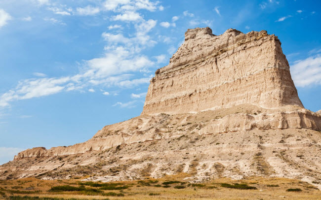 8. Đài tưởng niệm Scotts Bluff, Mỹ: Bang Nebraska không phải là địa điểm du lịch hấp dẫn hàng đầu ở nước Mỹ. Nhưng nơi đây hấp dẫn du khách nhờ mỏm đá khổng lồ cao 240m xuất hiện giữa thảo nguyên bằng phẳng. Du khách có thể trèo lên đài tưởng niệm quốc gia Scotts Bluff trên đỉnh mỏm đá và chiêm ngưỡng phong cảnh tuyệt đẹp xung quanh, bao gồm sông North Platte.