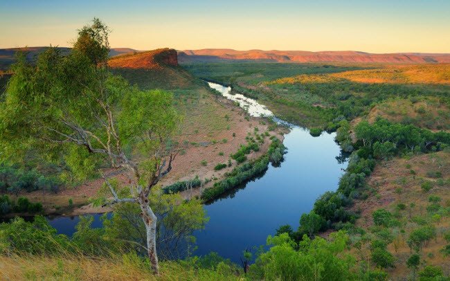 5. Kimberley, Australia: Australia nổi tiếng với nhà hát Sydney, núi Uluru và rạn san hô Great Barrier, nhưng vùng Kimberley cũng là địa điểm hấp dẫn không kém. Với diện tích gấp 3 lần nước Anh, Kimberley có nhiều phong cảnh đẹp siêu thực như cấu trúc sa thạch, sông phẳng lặng hay vườn quốc gia Purnululu.