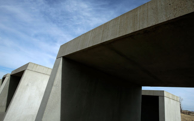 7. Marfa, Mỹ: Nằm trên sa mạc Chihuahuan cách biên giới với Mexico khoảng 90km, thị trấn Marfa đã được làm sống lại vào những năm 1980 bởi nghệ sĩ nổi tiếng Donald Judd. Ông đã sáng tác hàng loạt các bức tượng và tác phẩm nghệ thuật sắp đặt cũng như xây dựng bảo tàng nghệ thuật Chinati Foundation, biến thị trấn thành một trung tâm văn hóa đặc sắc.