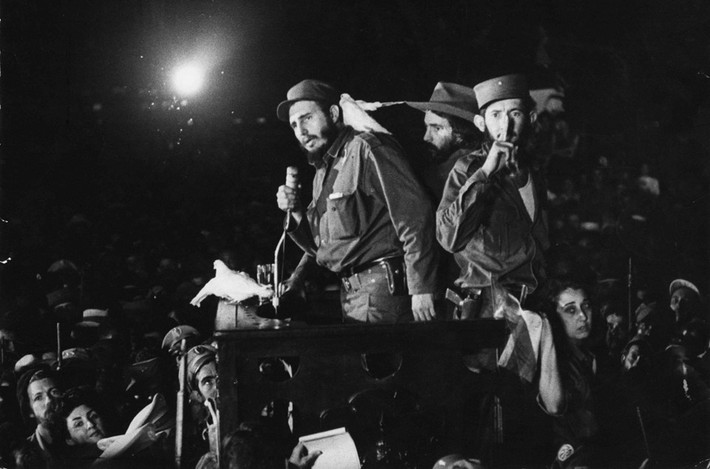 Fidel phát biểu trước đám đông người ủng hộ tại một doanh trại quân đội ở thủ đô Havana hôm 8/1/1959. Tháng 1/1959, sau hàng loạt các chiến thắng quân sự của lực lượng du kích, nhà độc tài Fulgencio Batista rời Cuba. Fidel Castro trở thành thủ tướng Cuba năm 1959 ở tuổi 32 và là nhà lãnh đạo trẻ nhất Mỹ Latin thời kỳ đó. Em trai ông, Raul Castro, đảm trách vị trí Tổng tư lệnh các lực lượng vũ trang. Ảnh: Reuters.