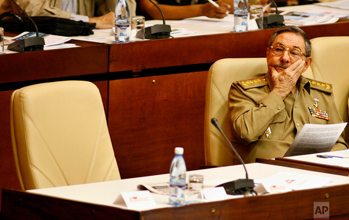 Raul Castro đảm nhận chức vụ chủ tịch Hội đồng nhà nước Cuba tạm quyền sau khi sức khỏe của người anh trai Fidel xấu đi nhanh chóng vào năm 2006. Fidel chính thức rời khỏi vị trí chủ tịch Hội đồng nhà nước Cuba ngày 24/2/2008. Ông Raul đảm nhận vị trí này từ đó cho tới nay. Ảnh: AP.