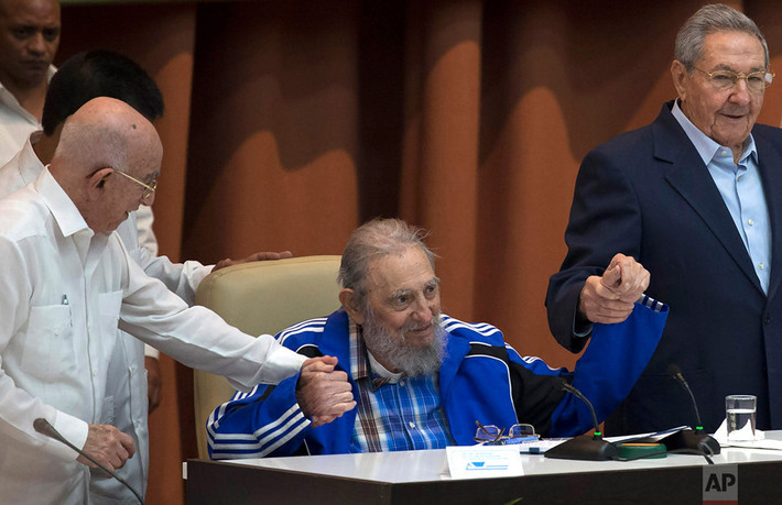Lãnh tụ Fidel Castro bất ngờ xuất hiện tại phiên bế mạc Đại hội toàn quốc đảng Cộng sản Cuba hôm 19/4/2016. Lãnh tụ Fidel Castro qua đời ngày 25/11/2016 ở tuổi 90. Fidel được hỏa táng hôm 26/11/2016 trước khi được đưa về an táng tại nghĩa trang Santa Ifigenia, thuộc thành phố Santiago de Cuba, nơi ông bắt đầu con đường cách mạng. Ảnh: AP.