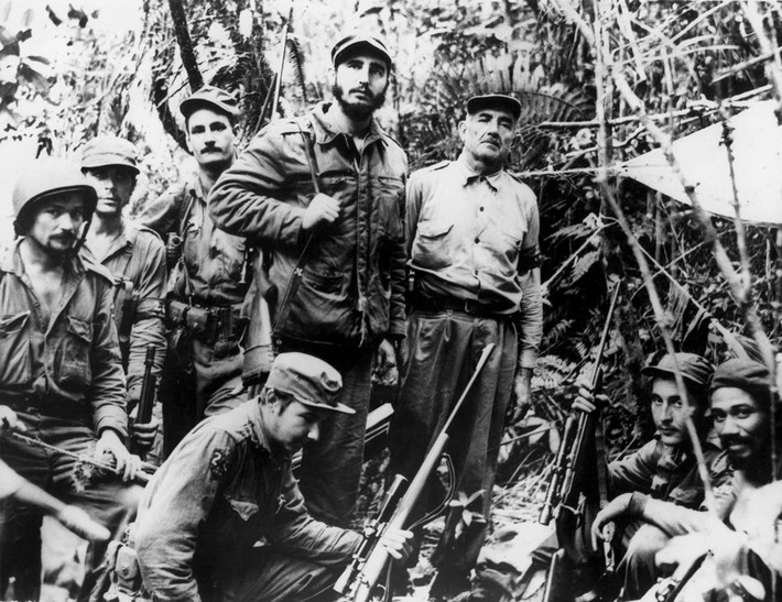 Fidel Castro (giữa) và Raul Castro (dưới) cùng các chỉ huy lực lượng du kích tháng 6/1957. Xuất thân từ một gia đình phú nông, anh em Fidel - Raul tham gia chính trị từ khi còn học trung học ở thành phố Santiago, và sau này là Đại học Havana. Ảnh: New York Times.