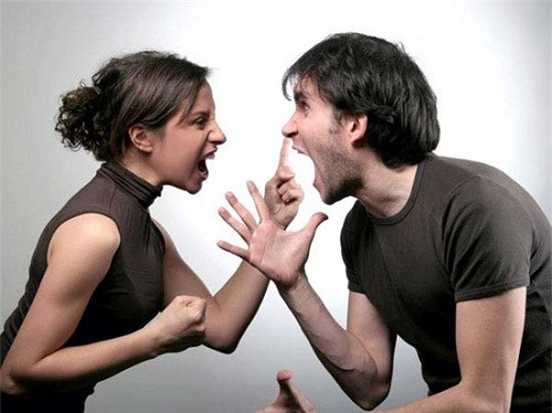 Mũi hếch, mắt thâm, gò má bạnh: Trai lớn lên có sắc mặt như bôi phấn, hai mắt thì thâm quầng, tròng đen ít hơn tròng trắng, gò má bạnh, mũi tẹt, hai mũi hếch lên là sát vợ, duyên nợ không thành, phải chờ ngoài 30 hy vọng mới an bài, nhưng tướng lại khắc khổ, cả đời cơ cực
