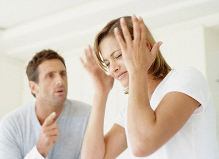 Miệng nhỏ, môi dày, mắt long lanh: Con trai mà có giọng nói như con gái, mũi thon, miệng nhỏ môi dày có đôi chân mày vòng nguyệt, mắt long lanh ươn ướt là tướng đa tình vượng thê. Trưởng thành lấy vợ thuộc hạng giang hồ tứ chiến, gia đạo xáo trộn tâm lý bất đồng đưa đến ly hôn, con cái ngỗ nghịch hư hỏng.