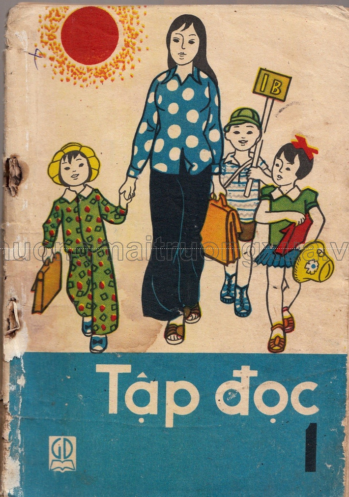 "Tại sao khi xem những tấm hình sách cũ, tất cả đều chung hoài niệm?". Bạn Thu Huệ lý giải câu hỏi đó bằng dòng tâm sự: "Phải chăng đó là kết quả của tính chân, thiện, mỹ chứa đựng trong mỗi trang sách xưa đã được đón nhận một cách tự nhiên, nhẹ nhàng... Đến hôm nay, khi đã là cô giáo dạy văn, nhìn thấy cảnh quay cuồng ở mọi ngóc ngách của cuộc sống - kể cả ngay trên bục giảng, tôi luôn tự hỏi: Đâu rồi 'Anh chủ nhiệm'?, đâu rồi 'Bếp lửa'?, đâu rồi 'Mẹ ốm'...? Tôi đã lang thang đi tìm những trang sách xưa để chỉ muốn nói với học sinh một điều: Sách xưa dạy cô những điều chỉ đơn giản vậy đó, nhưng giá trị thì to lớn vô cùng".