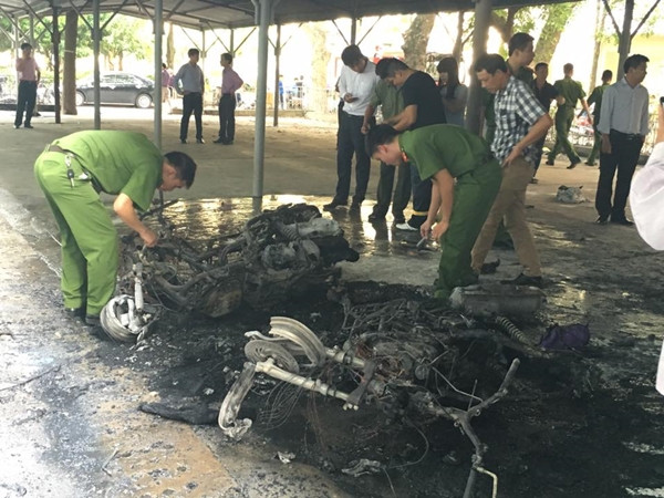 Tại hiện trường chỉ còn trơ lại khung xe máy.