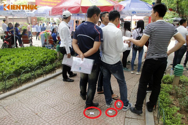Thí sinh đứng nói chuyện, phao thi vứt ngay dưới chân.