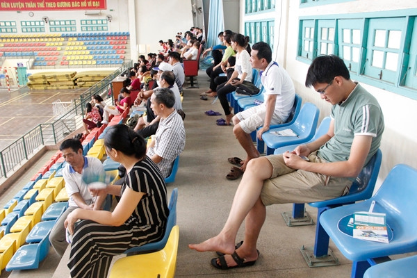 Tại cụm thi THPT Quốc gia 2016 trường Đại học Sư phạm Hà Nội sáng 1/7, nhiều bậc phụ huynh được nhà trường mời vào phòng tập luyện thể dục, thể thao của nhà trường ngồi điều hòa mát lạnh trong lúc chờ đợi con em làm bài thi môn Toán.