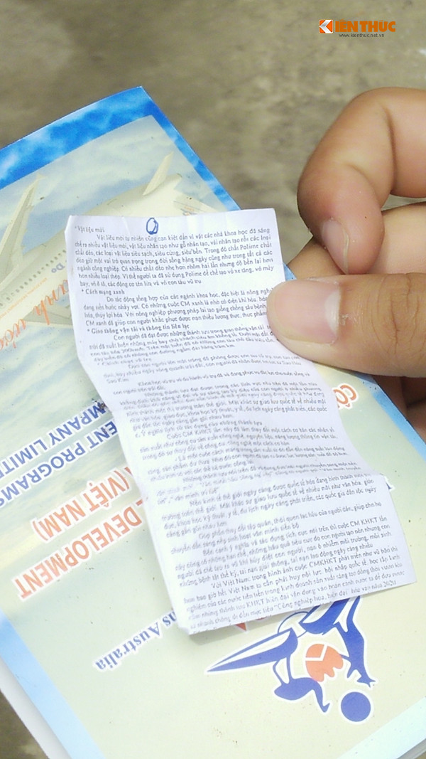 Một trong những tờ phao thi vứt trong khuôn viên cụm thi trường ĐH Thủy Lợi, Hà Nội.