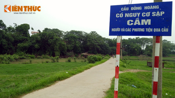 Tấm biển "cấm người và các phương tiện qua cầu" được chính quyền cắm cách hai đầu cầu khoảng 200m. Tuy nhiên, nếu không di chuyển qua đây, người dân không còn đường đi nào khác.