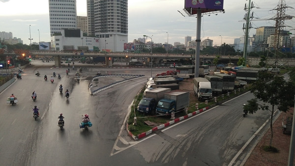 6h sáng, các hướng di chuyển tại nút giao thông cầu vượt Mai Dịch (Hà Nội) vẫn thông thoáng, mọi người có thể di chuyển một cách thuận lợi.