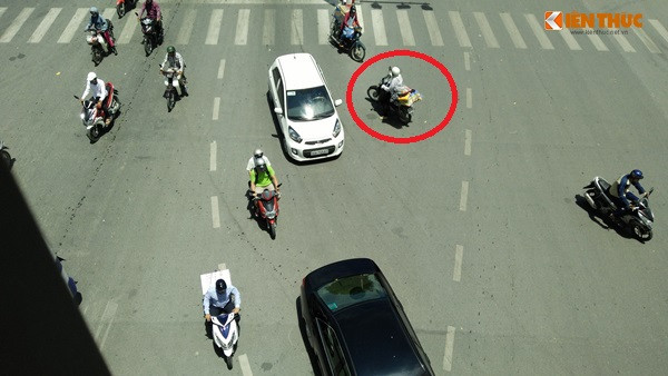 Người vi phạm tìm mọi cách để vượt qua các dòng phương tiện đông đúc.