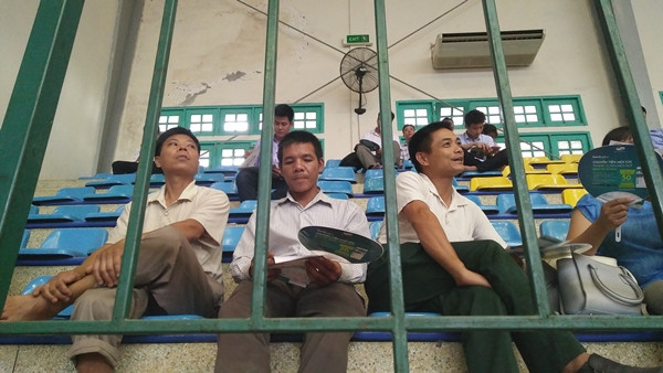 Theo đại diện trường ĐH Sư phạm Hà Nội, việc nhà trường mời phụ huynh vào ngồi điều hòa, quạt mát trong phòng tập luyện thể dục, thể thao để tâm lý phụ huynh được thoải mái hơn. Ngoài ra, tránh trường hợp thời tiết xấu trời đổ mưa lớn khiến phụ huynh đứng đợi con không có chỗ trú.