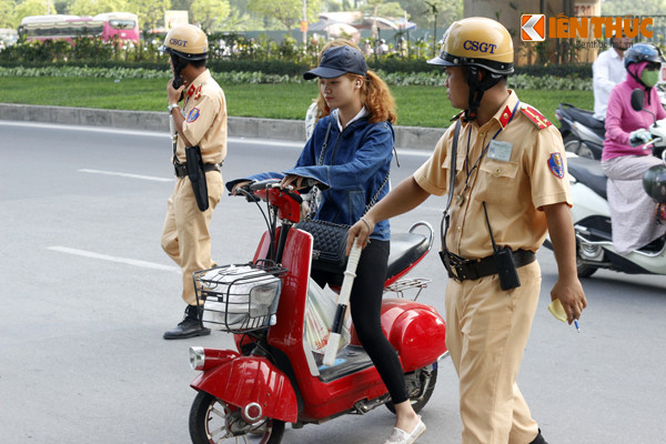 Thiếu nữ xinh đẹp điều khiển xe máy điện nét mặt tỏ ra khó chịu khi "chạm mặt" tổ công tác 141.