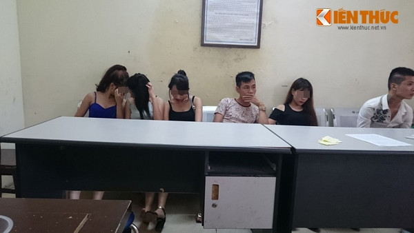 Một số "gái dịch vụ" tại trụ sở công an phường Mỹ Đình II.