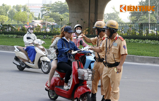 Cùng lúc đó, tổ công tác Y11/141 còn phát hiện và kiên quyết xử lý nhiều trường hợp các thiếu nữ xinh đẹp đi xe máy điện không đội mũ bảo hiểm, không đăng ký.