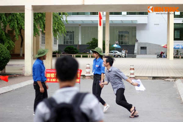 Nam sinh hướng thẳng nơi phụ huynh đang đứng đợi và chạy như bay sau khi hoàn thành xong bài thi để thông báo kết quả vui mừng.