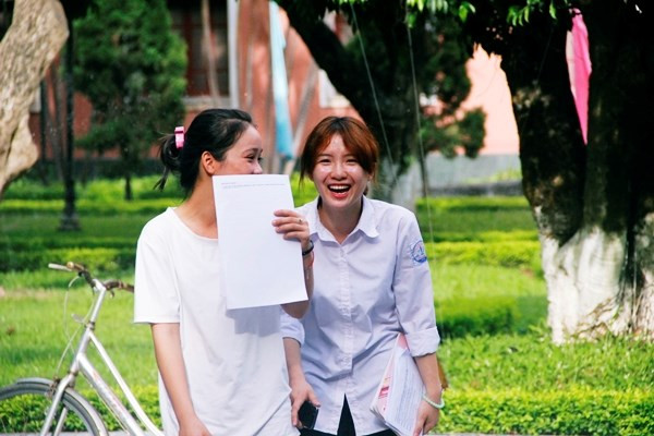 Hai nữ sinh xinh xắn cười một cách sảng khoái, chia sẻ với nhau niềm vui làm được bài tại cụm thi trường ĐH Thủy Lợi (Hà Nội).