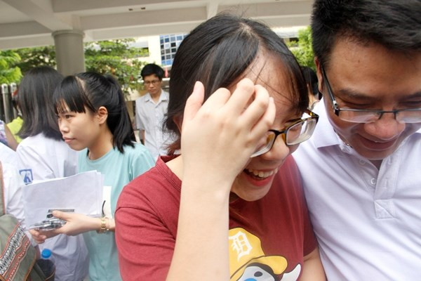 Nữ sinh cười rạng rỡ sau khi hoàn thành xuất sắc bài thi môn Toán tại cụm thi trường ĐH Sư phạm Hà Nội.
