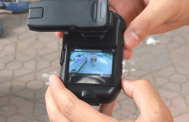 Hình ảnh ghi lại từ camera giám sát cực kỳ rõ nét. Ảnh chụp tổ công tác Y6/141, Công an TP Hà Nội làm nhiệm vụ tại nút giao thông Nguyễn Khánh Toàn - Nguyễn Văn Huyên (Hà Nội).