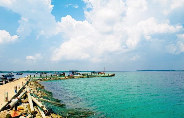 Đảo Thạnh An cách thị trấn Cần Thạnh khoảng 30 phút đi tàu. Đảo chưa phát triển dịch vụ du lịch, không có điểm tham quan nổi bật. Đảo hút khách với vẻ đẹp hoang sơ, thanh bình cùng sự hiền hòa, nhiệt tình của người dân. Ảnh: Nhi Huỳnh.