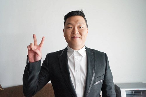 1. PSY. Nếu không thành danh nhờ Gangnam Style (2012), Psy cũng không phải vật lộn để kiếm sống như nhiều nghệ sĩ khác. Cha của Psy là Park Won Ho, giám đốc điều hành của tập đoàn DI, doanh nghiệp hàng đầu Hàn Quốc về sản xuất linh kiện bán dẫn, với doanh thu hàng năm lên tới 133 tỉ won (hơn 2.600 tỉ đồng). Trong khi mẹ của anh, bà Kim Young Hee, cũng sở hữu một nhà hàng lớn ở Seoul.