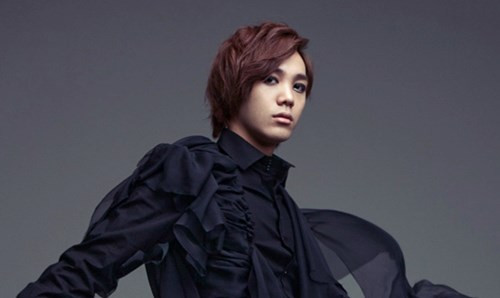 4. Mir (MBLAQ). Mir lớn lên trong một căn biệt thự rộng 1.300 m2. Cha của Mir sở hữu 9 ngọn núi, ba trong số đó nằm trong công viên quốc gia. Khi Mir còn nhỏ, anh từng trộm một con bò của gia đình đem đi bán. Thời điểm đó, một con bê đực có giá 2.600 USD (hơn 59 triệu đồng), còn con cái khoảng 3.150 USD (72 triệu đồng).