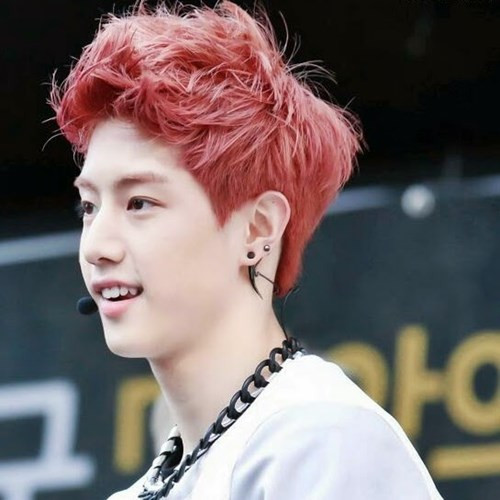 2. Mark (GOT7). Idol sinh năm 1993 là một người Mỹ gốc Đài Loan, đến từ thành phố Los Angeles. Nhà của Mark ở LA có một khu vườn rộng và hồ bơi ngoài trời. Mỗi khi di chuyển, Mark luôn bay bằng vé hạng nhất. Khi nhóm GOT7 biểu diễn ở LA, cha của Mark, một doanh nhân đã nghỉ hưu, mua 80 vé ủng hộ con, tổng giá trị khoảng 1.000 USD (khoảng 22,8 triệu đồng).
