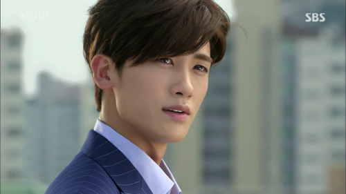 10. Park Hyung Sik (ZE:A). Khi còn là thực tập sinh ít danh tiếng, Park Hyung Sik đã có hơn 10.000 USD trong tài khoản ngân hàng. Được biết, đây là tiền trợ cấp của gia đình cho từ khi anh còn nhỏ. Cha của nam idol là thành viên hội đồng quản trị của BMW Hàn Quốc, với mức lương ước tính 120.000 USD/tháng.