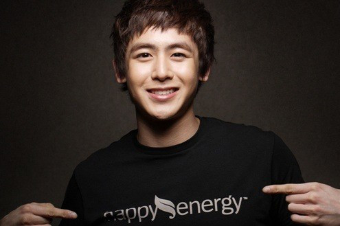 6. Nichkhun (2PM). Khi còn ở New Zealand, Nichkhun từng học tại trường Wanganui Collegiate danh giá được quản lí bởi hoàng gia Anh. Mẹ của anh là giám đốc điều hành Hội Liên hiệp Y tế - công ty dược phẩm hàng đầu ở Thái Lan.