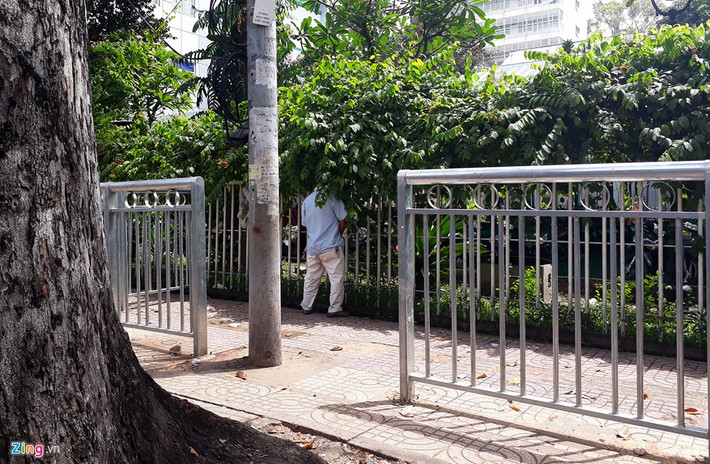 Công trình kỳ quặc này cũng vô tình che chắn cho những người thiếu ý thức tiểu bậy ngay trước bệnh viện.