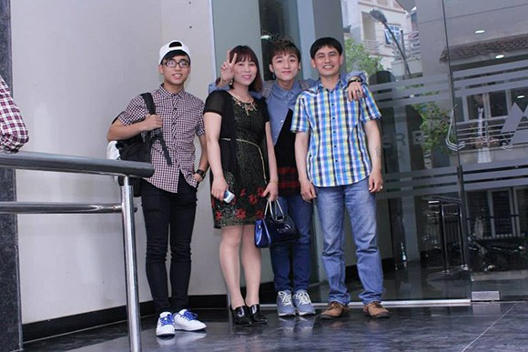 Về ngoại hình có vẻ Việt Hoàng mang nhiều nét giống mẹ hơn, ngược lại, ông anh Sơn Tùng lại thừa hưởng vẻ đẹp trai và phong độ của bố.