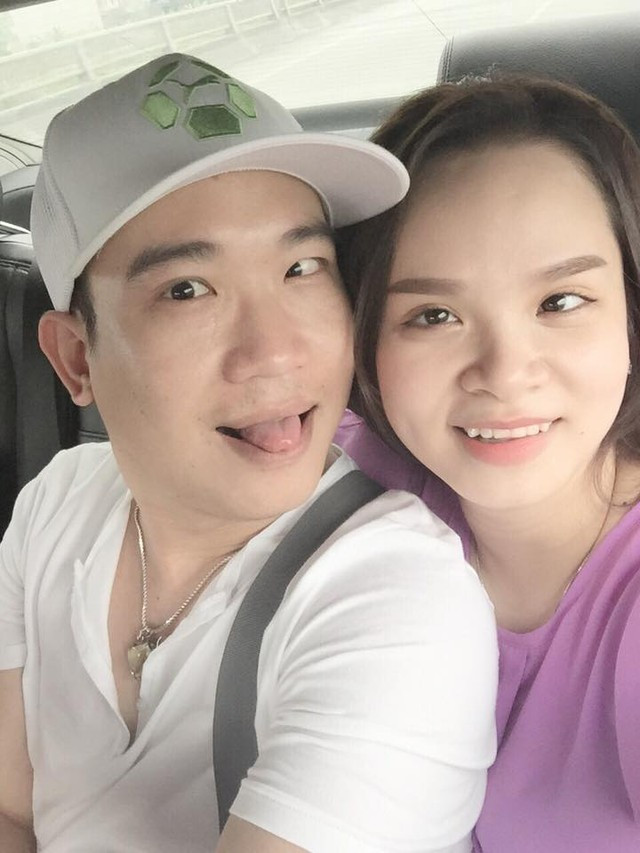 Trên trang cá nhân của mình, anh Cam Long rất thường xuyên chia sẻ những bức ảnh chụp gia đình rất vui vẻ, hạnh phúc và những khoảnh khắc tinh nghịch, "bá đạo" của anh và cô vợ xinh đẹp.