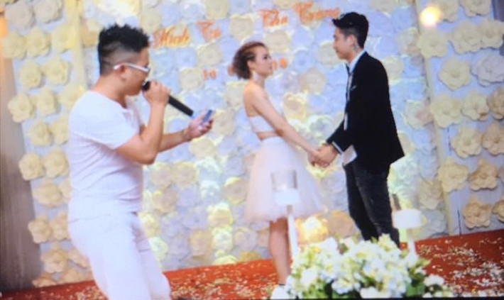 Hôm qua, đoạn clip MC đám cưới hát nhạc chế "Chẳng ai hiểu anh, chỉ em hiểu thôi", dựa trên nền nhạc ca khúc "Chỉ anh hiểu em" của ca sĩ Khắc Việt, trêu chọc cô dâu, chú rể gây sốt. Clip được quay trong một đám cưới của một cặp đôi ở Hà Nội với hình ảnh nam MC làm chủ sân khấu, khiến cả khán phòng cười vang vì phong cách nói bá đạo của mình. >>> Xem clip tại đây.
