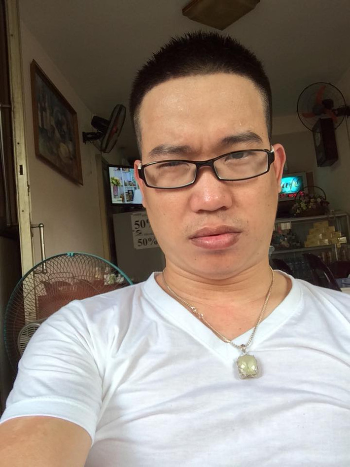 Ngoài bài nhạc chế trêu chọc cô dâu, chú rể khiến họ ngại ngùng, chàng MC đám cưới còn gây sốc hơn khi công khai tỏ tình với.... chú rể. Anh nói với cô dâu: "Thực ra anh anh yêu chồng em" và khiến mọi vị khách có một trận cười đã đời. Với sự dí dỏm, phong cách bá đạo của mình, chàng MC khiến nhiều dân mạng thích thú, tò mò về anh.