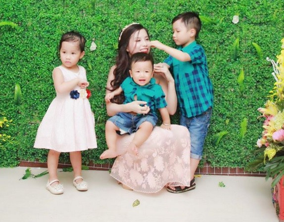 Trong 4 năm này, Hoàng Giang sinh liền 3 đứa con: 2 trai, 1 gái. Sinh nhiều con trong thời gian ngắn luôn là "nỗi kinh hoàng" hay sự "ám ảnh" với nhiều cô gái bởi không chỉ nuôi, dạy vất vả... bản thân người mẹ cũng phải chịu thiệt rất nhiều, đặc biệt về mặt ngoại hình, vóc dáng. Chính vì vậy, cho đến thời điểm này, thân hình nuột nà, đầy sức trẻ và có rất ít dấu hiệu của đã sinh mổ 3 đứa con của Hoàng Giang khiến bất kỳ chị em nào cũng phải trầm trồ.