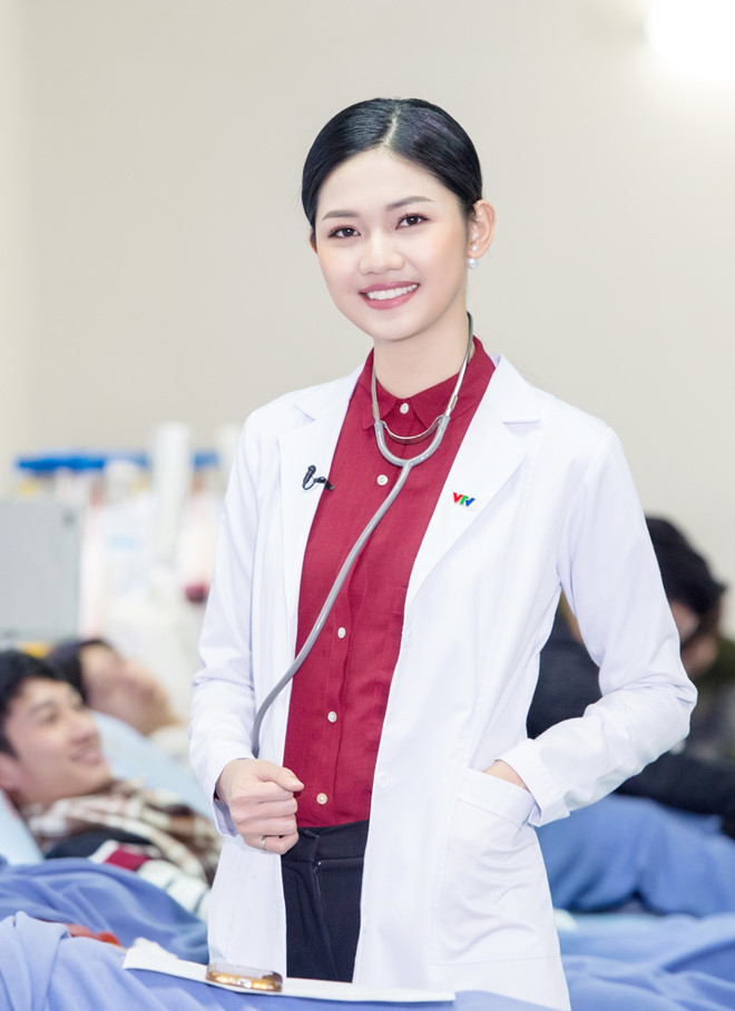 Á hậu Thanh Tú cho biết cô cảm thấy rất vui và trân trọng cơ hội được trở thành MC Bản tin Y tế 24h của VTV.