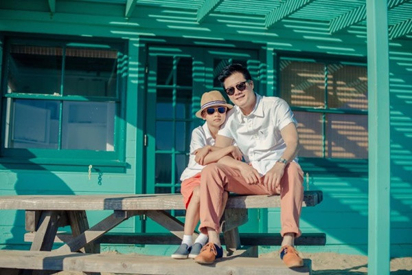 Những khoảnh khắc hạnh phúc, tình cảm của hai cha con nhận được nhiều lời khen tặng của bạn bè, đồng nghiệp nam ca sĩ.