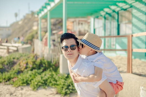 Bảo Nam và cha thân thiết, gắn bó không rời.