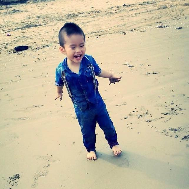 Bé Zon tuy mới 4 tuổi nhưng rất biết quan tâm, ngoan ngoãn và yêu thương mẹ.