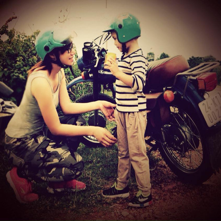 Trên mỗi chuyến hành trình, chị Phương cùng chàng phượt thủ 4 tuổi đều không quên chụp ảnh ghi lại những giây phút đáng nhớ mà 2 mẹ con đã cùng nhau trải qua. Hàng loạt các bức ảnh hạnh phúc của 2 mẹ con chị Phương được nhiều bà mẹ bỉm sữa khen ngợi hết nấc về sự táo bạo, mạnh mẽ của bà mẹ đơn thân xinh đẹp này.