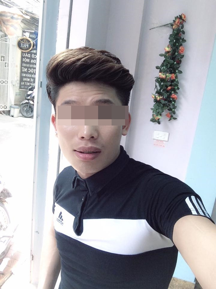 Tài khoản B.Hoàng cũng lên tiếng: "Nếu đã là đàn ông, chẳng ai thích mang chuyện bị bạn gái bỏ vì nghèo lên mạng xã hội để khoe cả. Đằng này chàng trai trên và bạn bè của anh còn liên tục chia sẻ, kể lể nói xấu bạn gái. Dù chuyện này có thật đi chăng nữa thì anh thợ cắt tóc này cũng không phải là người tử tế gì".