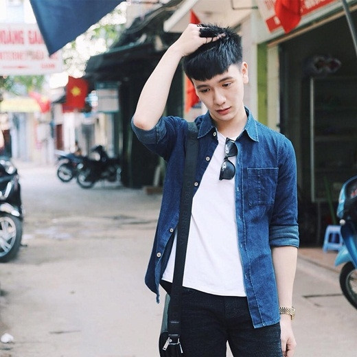 Không chỉ đẹp trai, chàng trai dân tộc Tày còn học rất giỏi. Nguyễn Đình Quang từng là cựu học sinh trường THPT Chuyên Cao bằng và thi đỗ vào ĐH Luật HN với số điểm 23, khối C (chưa tính điểm ưu tiên). Bên cạnh việc học, Quang cũng tích cực tham gia các hoạt động văn nghệ, hiến máu của đoàn trường và là người mẫu ảnh cho một vài shop thời trang.